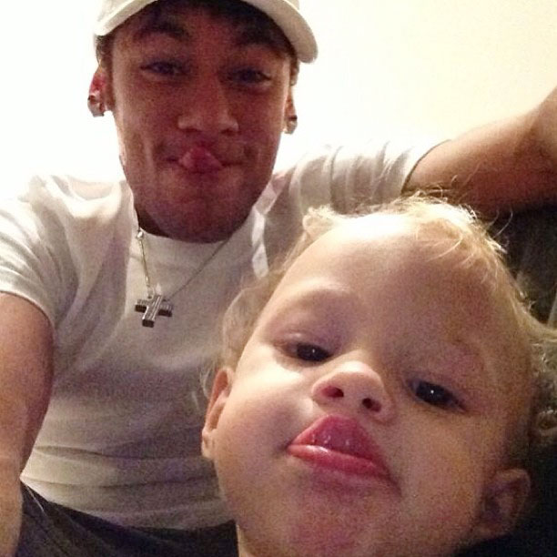 Neymar faz careta com o filho