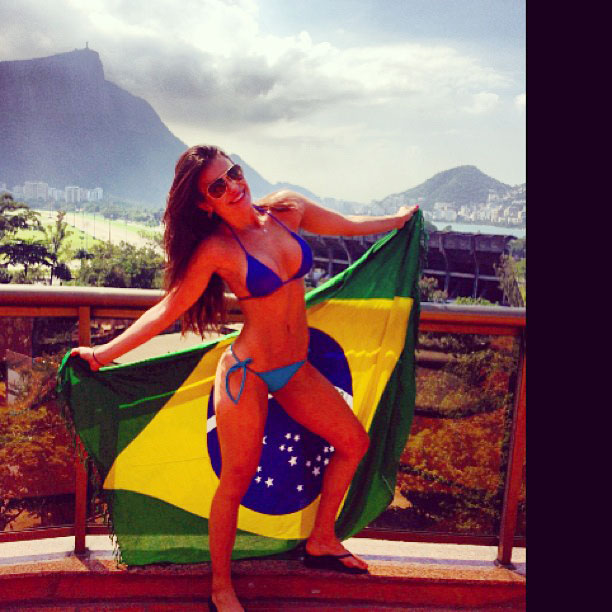  De biquíni, ex-BBB Kamilla se enrola na bandeira do Brasil