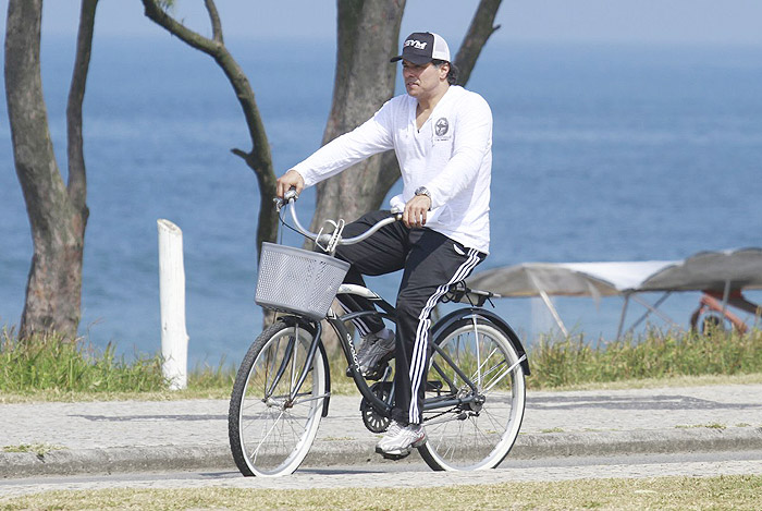 Maurício Mattar pedala e curte a paisagem do Recreio