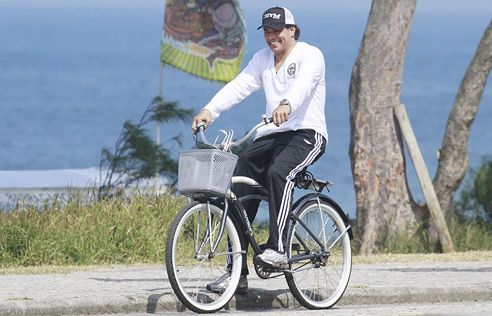 Maurício Mattar pedala e curte a paisagem do Recreio