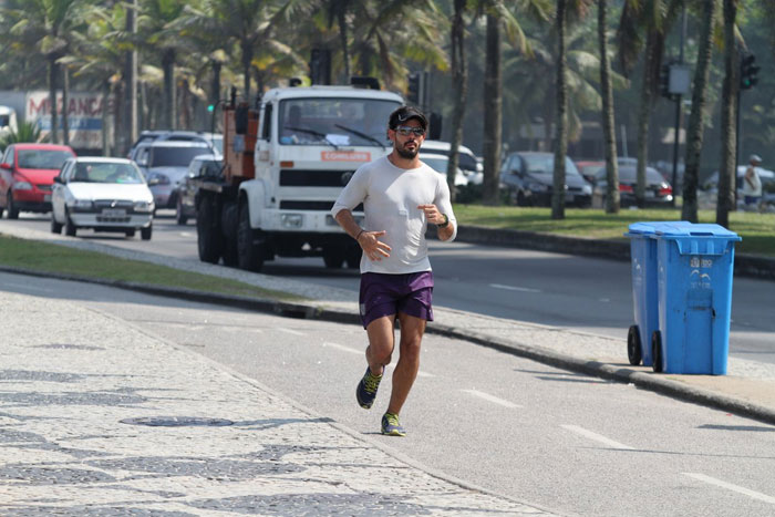 De viseira, Juliano Cazarré corre no Rio de Janeiro