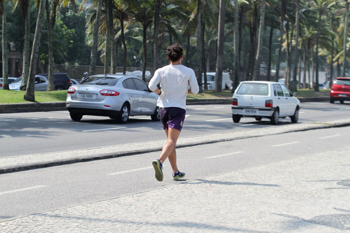 De viseira, Juliano Cazarré corre no Rio de Janeiro