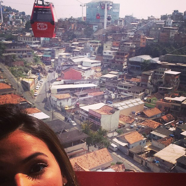 Bruna Marquezine grava no Complexo do Alemão