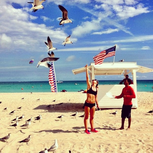 Giovanna Ewbank curte praia em Miami