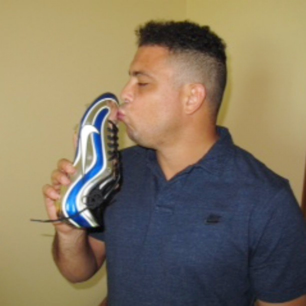 Ronaldo Fenômeno beija modelo da primeira chuteira da Nike que