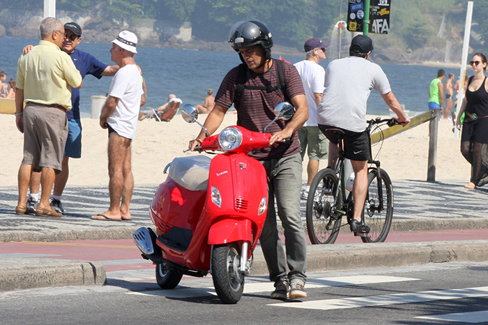 Eduardo Moscovis passeia de moto pelo Leblon