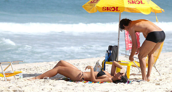 Débora Nascimento e Jose Loreto namoram na praia