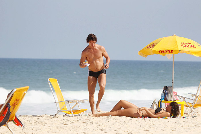 Débora Nascimento e Jose Loreto namoram na praia