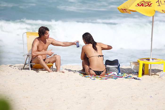 Juntinhos, Débora Nascimento e José Loreto namoram na praia