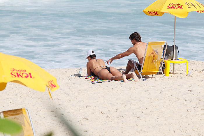 Débora Nascimento e Jose Loreto namoram na praia