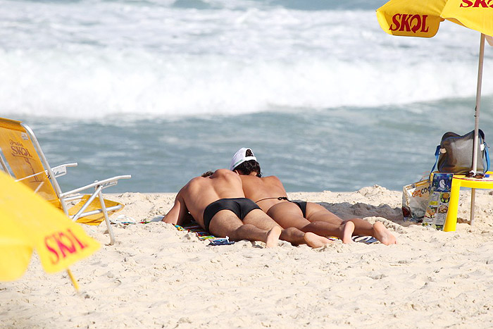 Débora Nascimento e Jose Loreto namoram na praia