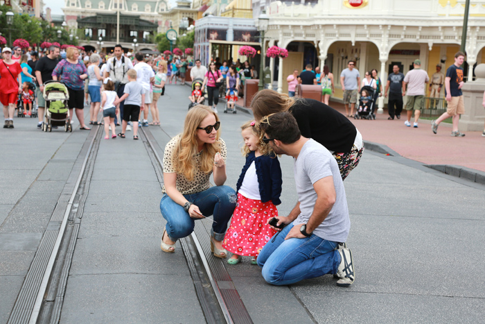 Angélica encontra Fernanda Rodrigues e sua família na Disney