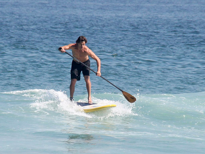 José Loreto aproveita tarde de sol para fazer stand up paddle