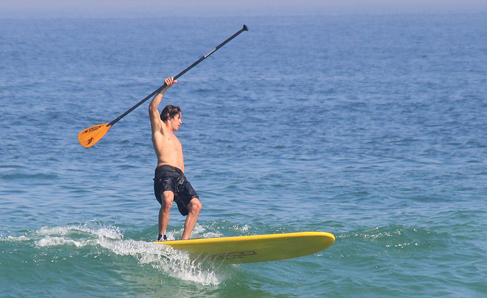 José Loreto aproveita tarde de sol para fazer stand up paddle