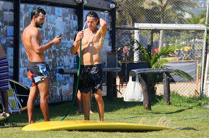 José Loreto aproveita tarde de sol para fazer stand up paddle