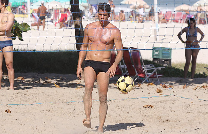 Márcio Garcia joga futevôlei na Praia do Pepê