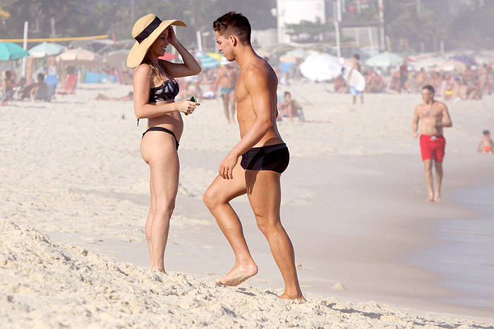 Danielle Winits exibe barriguinha saliente em praia do Rio