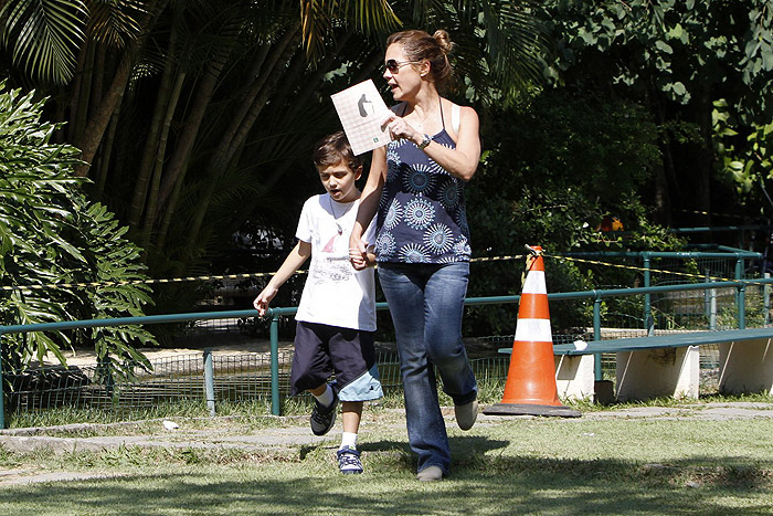 Adriana Esteve leve o filho para passear no Jardim Botânico