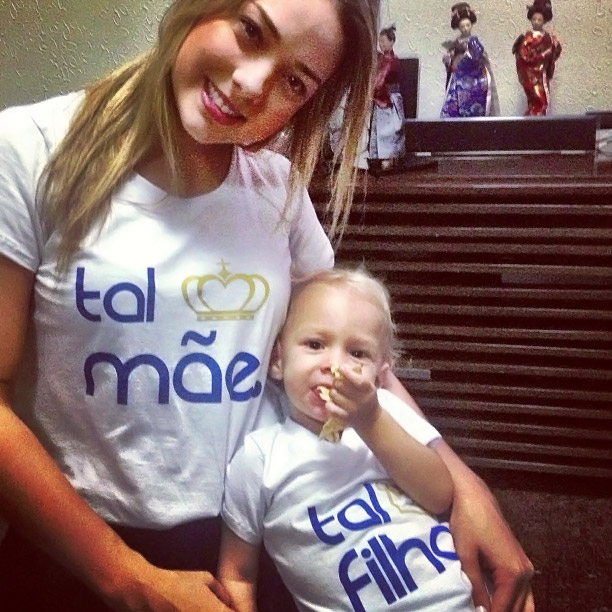 Mãe do filho de Neymar posta foto com camisa igual ao de Davi Lucca