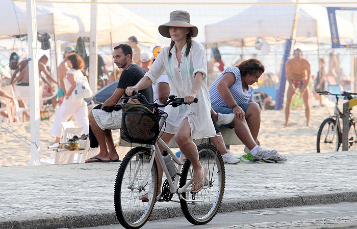 Maitê Proença usa biquíni comportado em tarde na praia
