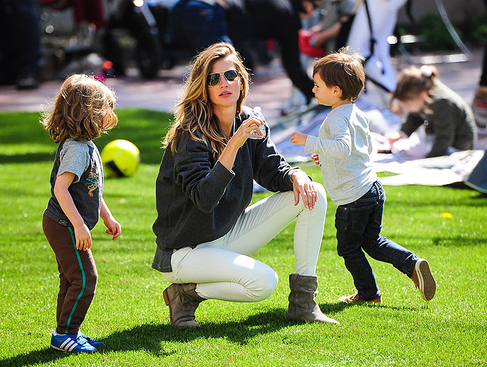 Gisele Bündchen leva os filhos à festa infantil ao ar livre