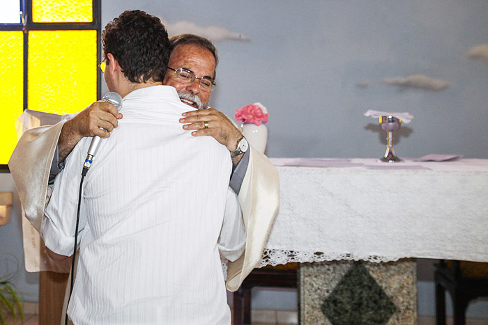 Pedro Leonardo abraça Padre Antônio Maria no batizado de sua filha