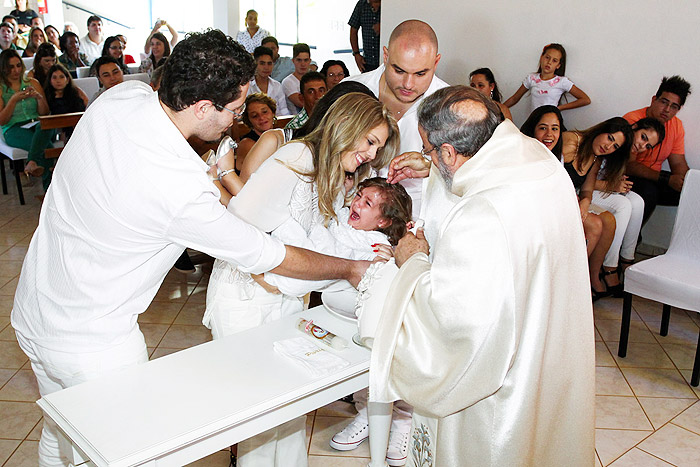 Pedro Leonardo batiza a filha em Goiânia