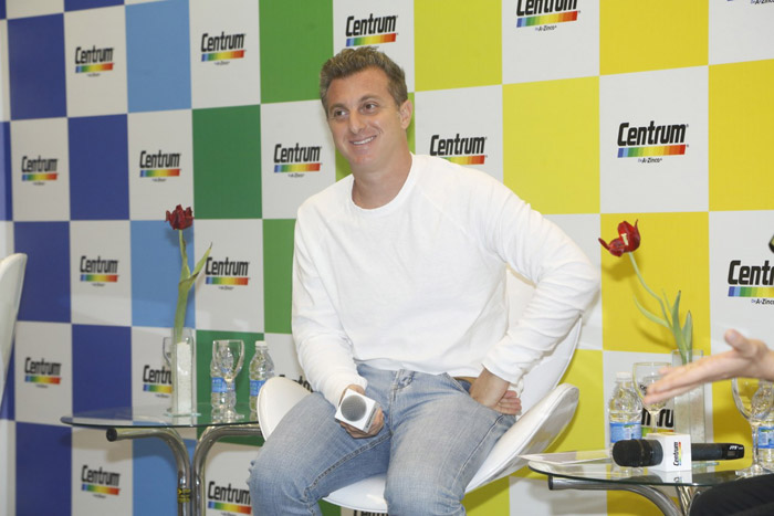 Luciano Huck apresenta promoção de suplemento alimentar no Rio