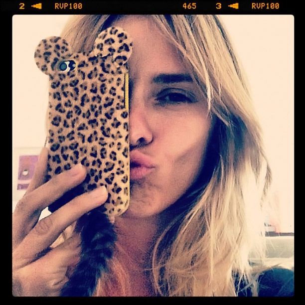 Carolina Dieckmann ganha capa de celular de oncinha