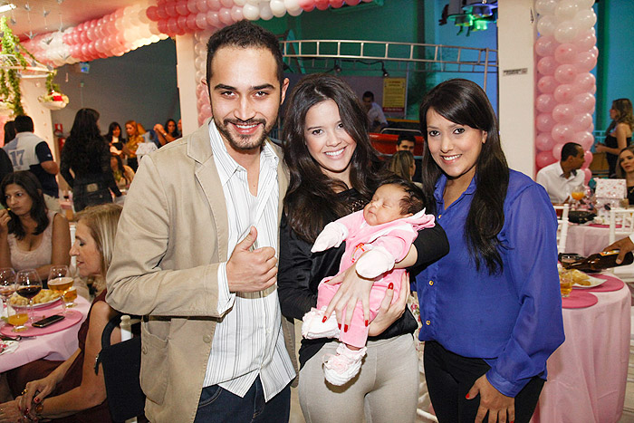 Wesley Camargo, filho de Luciano, com a mulher, a filhinha e a irmã