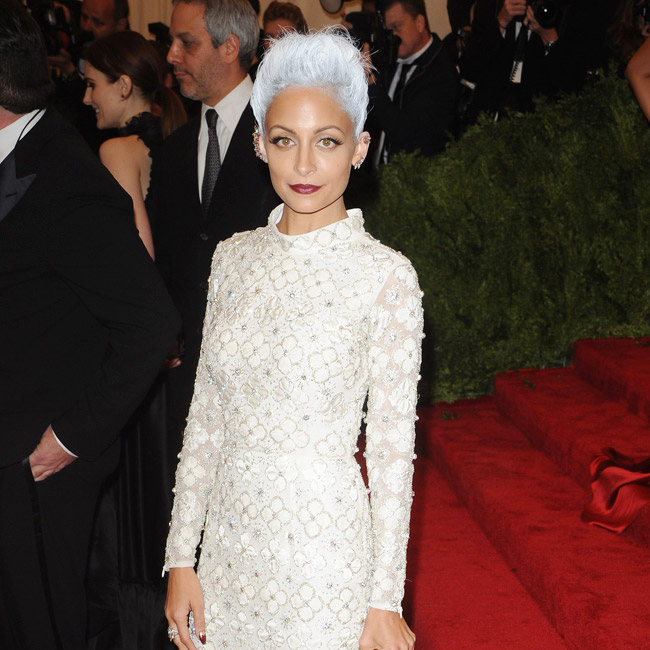  Nicole Richie tinge o cabelo de prata para o Met Gala 2013