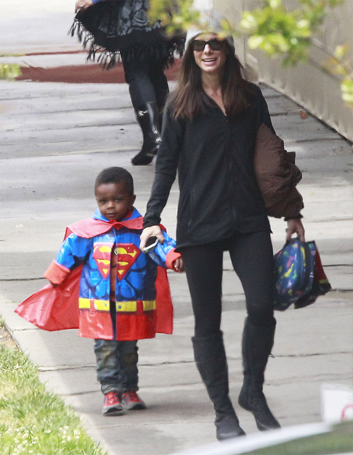 Filho de Sandra Bullock veste capa de chuva do Super Homem