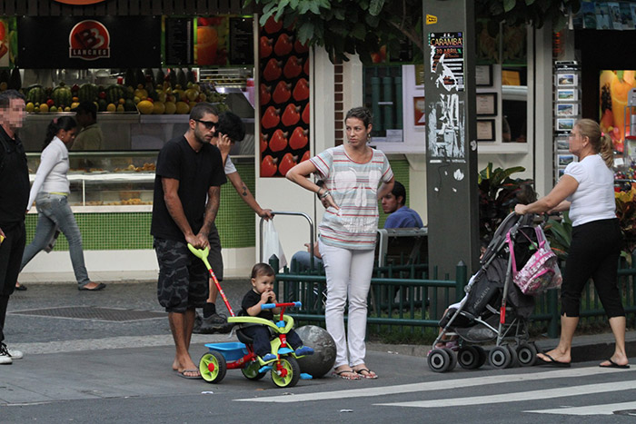 Luana Piovani brinca com o filho em passeio pelo Rio