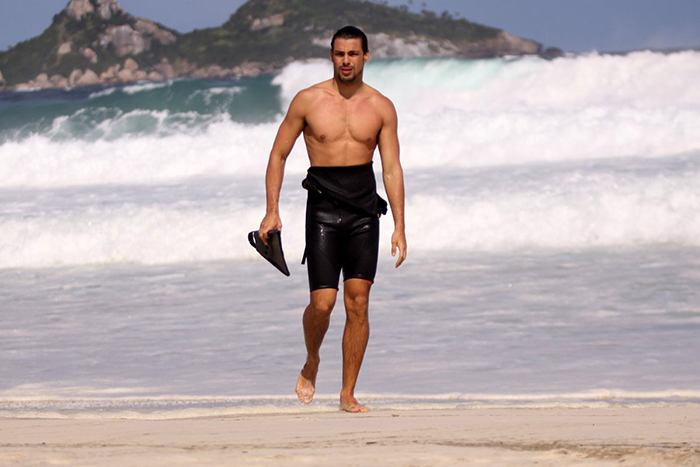 Depois de nadar, Cauã Reymond deixa o mar com roupa de borracha