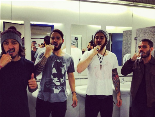 Di Ferrero mostra os músicos do NX Zero escovando os dentes