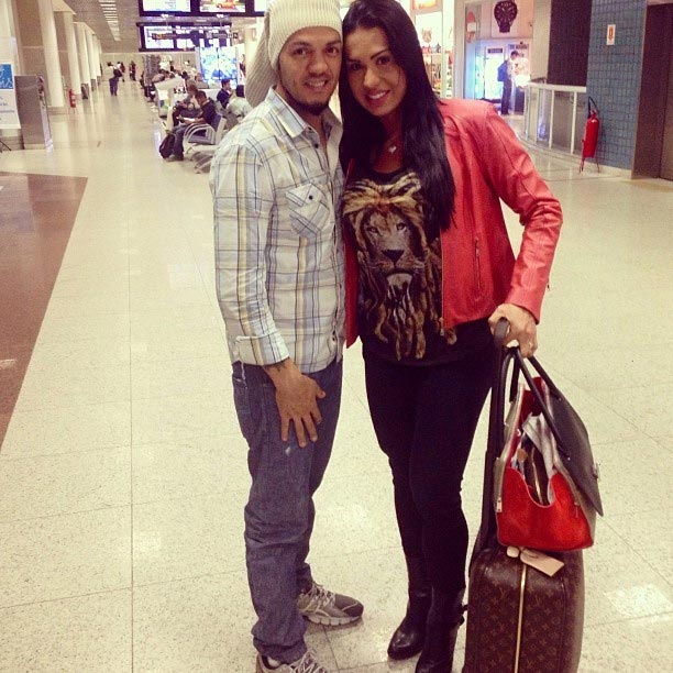 Na ponte aérea: Gracyanne Barbosa dá tchauzinho para o maridão Belo 