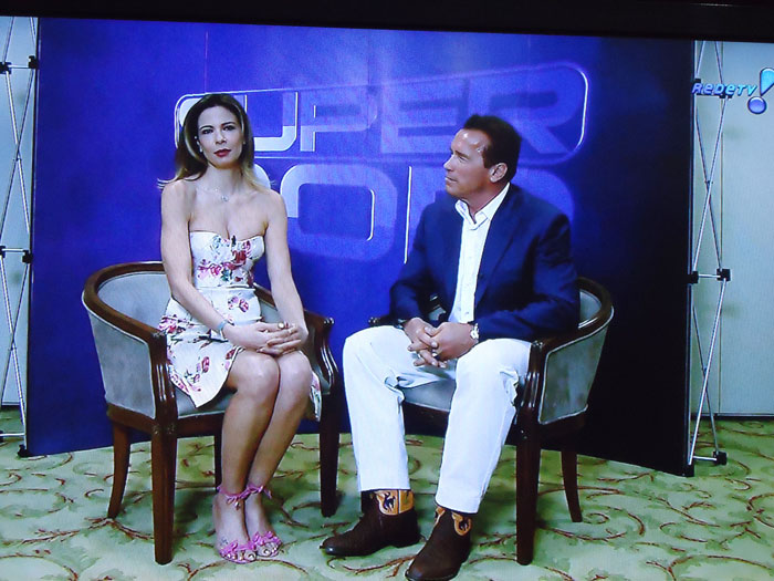 Luciana Gimenez exibe entrevista com Arnold Schwarznegger no Superpop