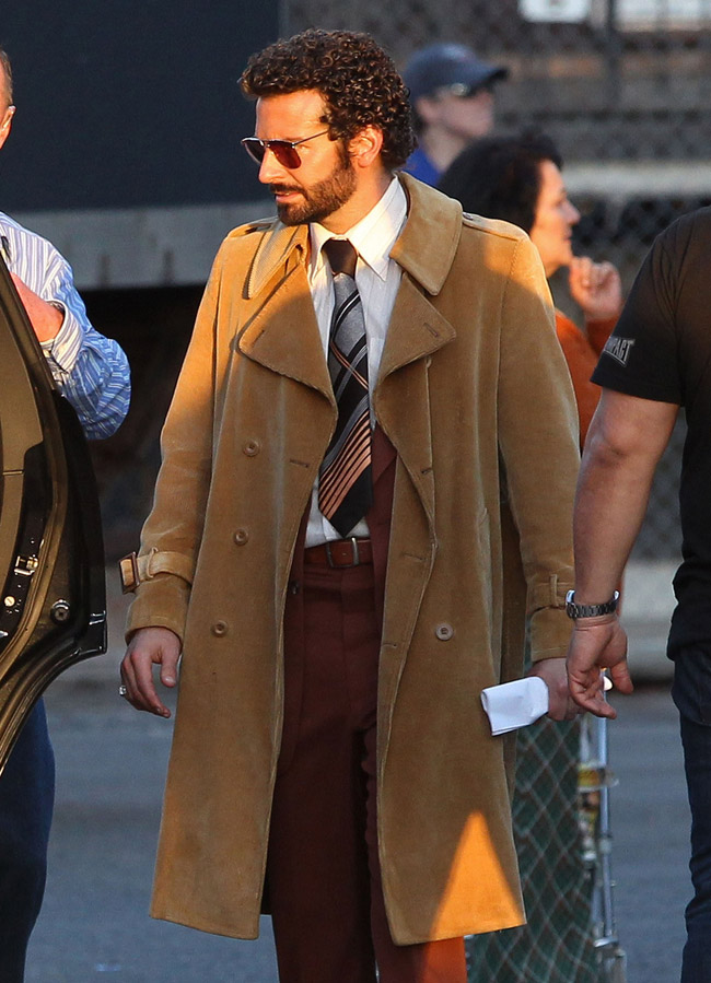 Bradley Cooper filma de cachos e roupas anos 1970, em Boston