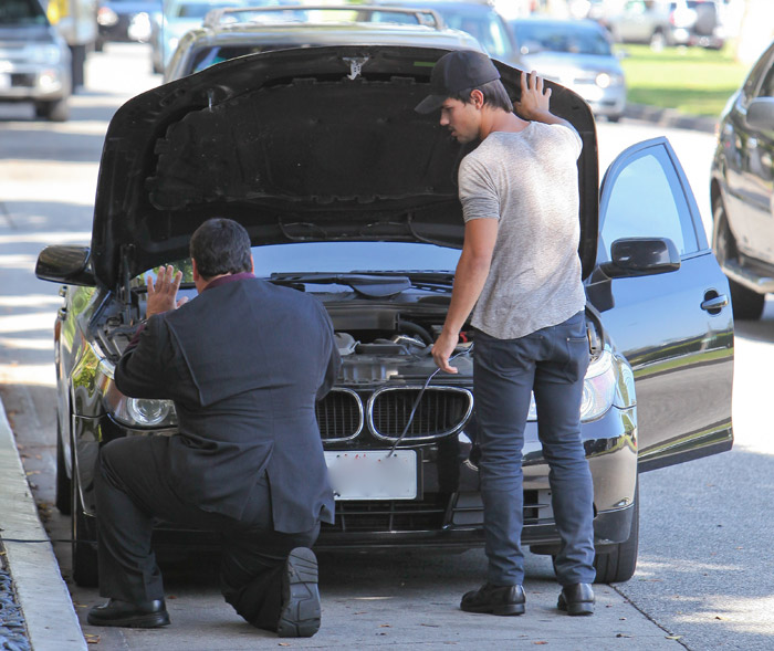 Taylor Lautner tem problemas com seu carrão, em Los Angeles