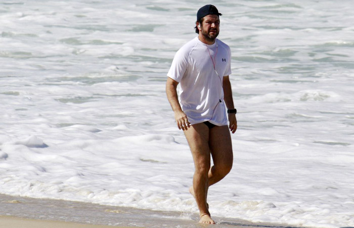 De sunga e camiseta, Murilo Benício corre na praia