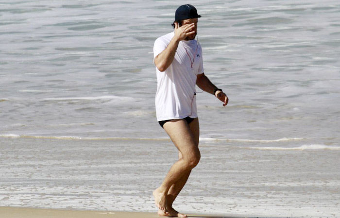 De sunga e camiseta, Murilo Benício corre na praia