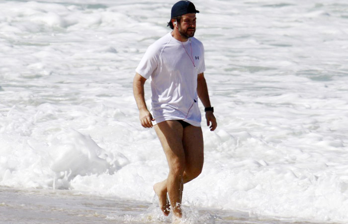 De sunga e camiseta, Murilo Benício corre na praia