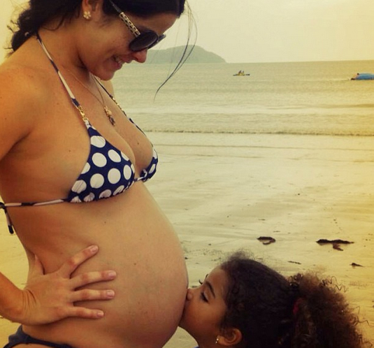 Grávida de 8 meses, Samara Felippo mostra filha beijando sua barriga