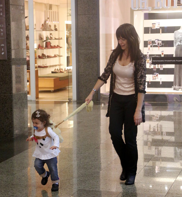 Babi Xavier passeia com a filha, Cinthia, em shopping