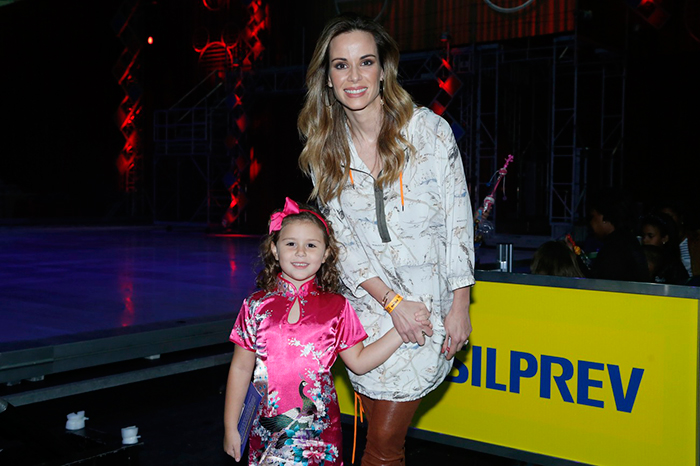 Ana Furtado leva a filha para curtir Disney On Ice, no Rio
