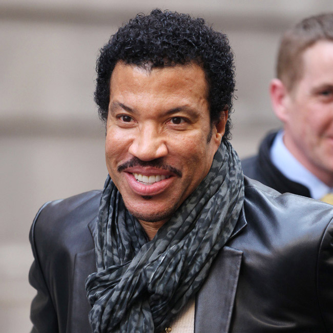 Lionel Richie diz que novas alegações de abuso sexual contra Michael Jackson são falsas