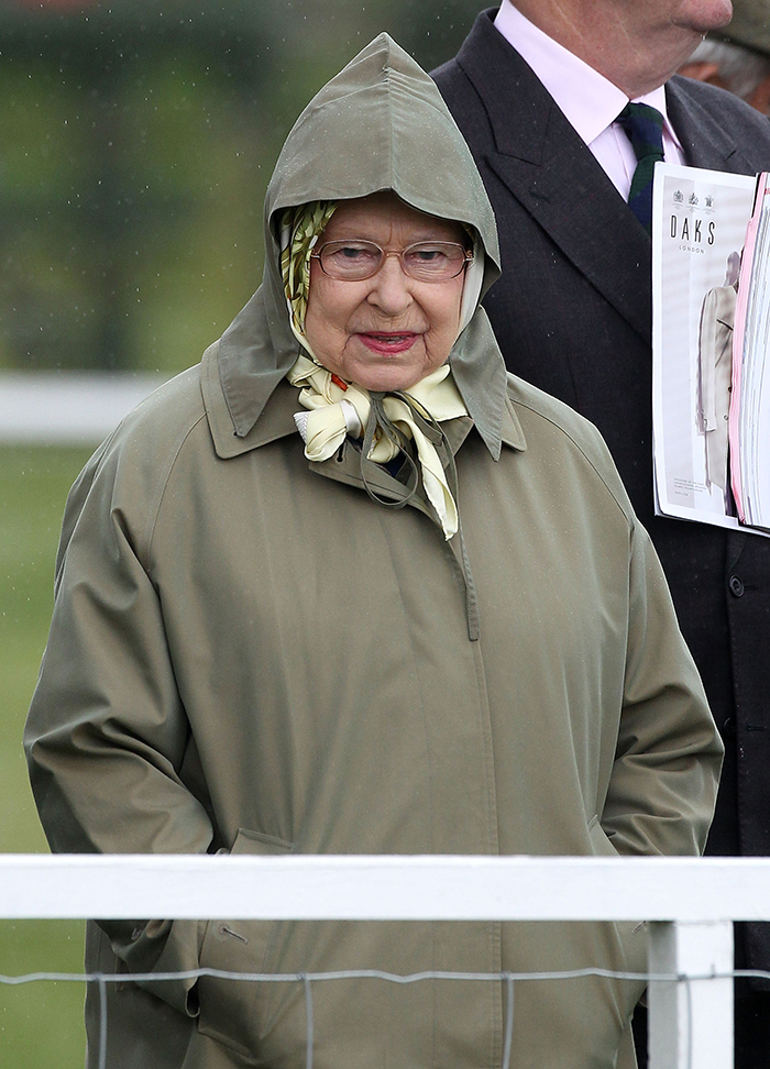 Rainha Elizabeth II veste capa de chuva para evento no Reino Unido