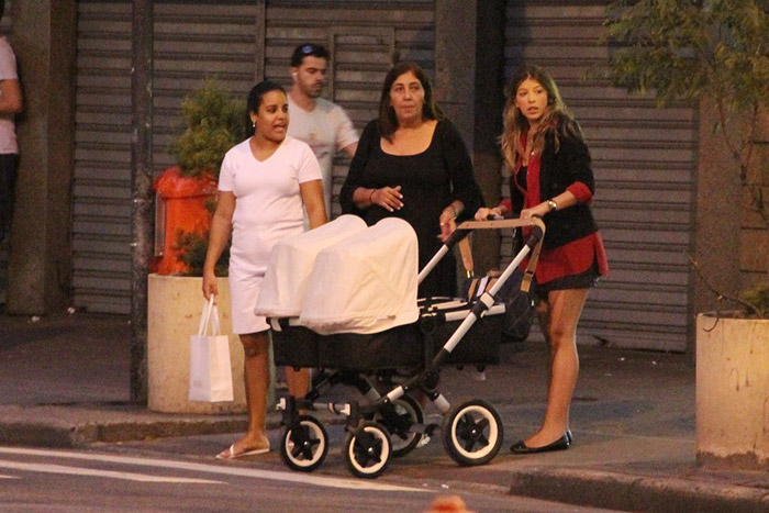 Mulher de Marcelo Serrado passeia com os filhos gêmeos do casal