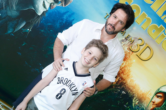 Murilo Benício leva o filho à pré-estreia de filme, no Rio de Janeiro