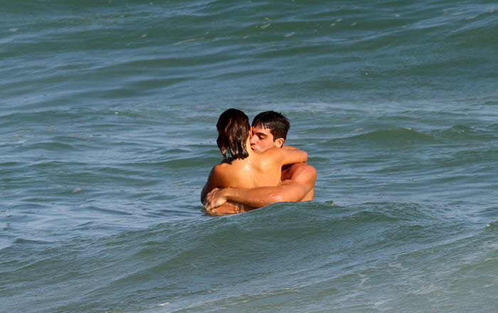 Namorado de Pérola Faria carrega atriz no colo para entrar no mar